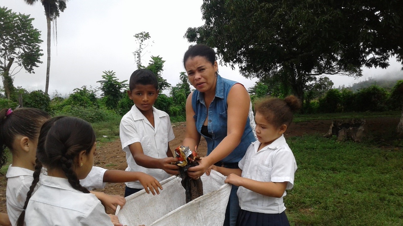 Limpieza en el Centro de Educación Básica Feliciano J. Castro, aldea Las Huertas, municipio de Minas de Oro, departamento de Comayagua.