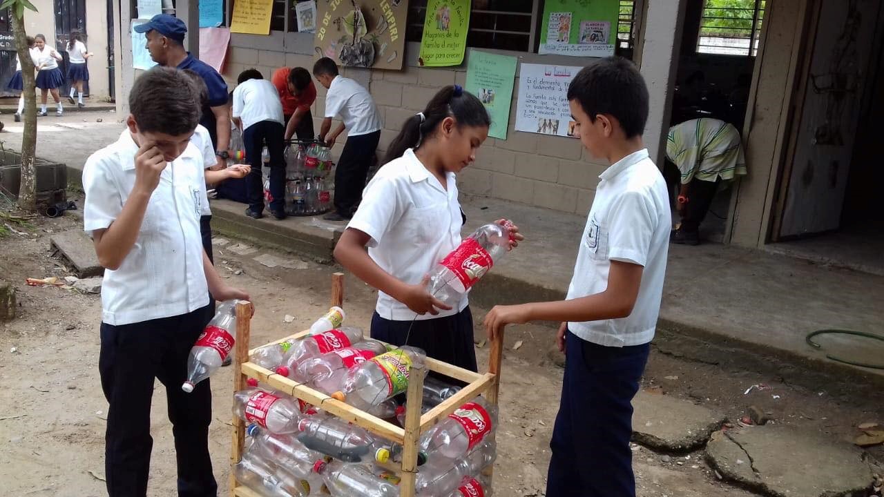 Elaboración de basureros con botellas plásticas por los alumnos de la Escuela General Francisco Morazán, Santa Bárbara, Barrio las Galeras 